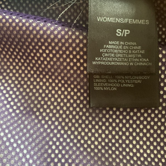 North face rain jacket size small. - Picture 12 of 15